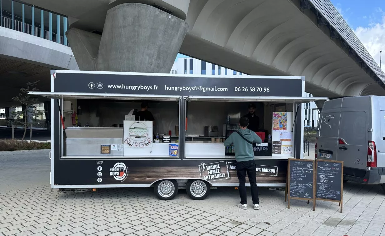 Photo du foodtruck Hungry Boys sur la place du métro ViaSilva